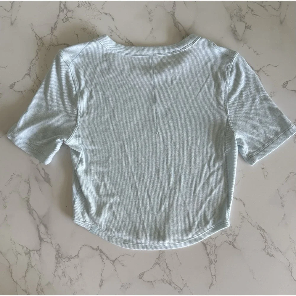 Lululemon Hold Tight Cropped Short Sleeve Ribbed TShirt ~4 Light Blue Curved Hem